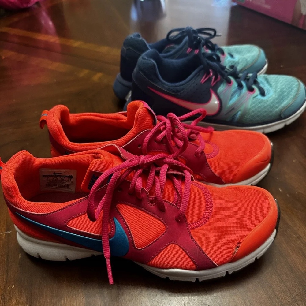 Women’s size 7 set of 2 pairs Nike Athletic Shoes